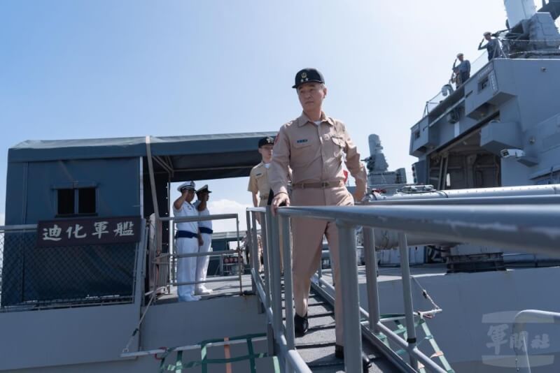 副參謀總長蔣正國中將18日前往高雄，視導海軍艦隊指揮部「聯合截擊作戰計畫演練」任務整備情形，並登艦視導。（軍聞社提供）中央社記者吳書緯傳真 113年10月18日