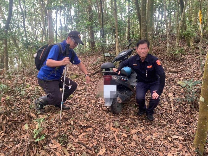 黃姓男子16日凌晨獨自騎車前往高雄茂林區爬山看日出，直至當天下午仍在鳴海山未歸，警消17日中午前往搜救，於五公山登山口發現黃男機車，18日持續出動搜救。（高市六龜警分局提供）中央社記者洪學廣傳真  113年10月18日