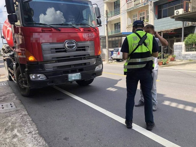 屏東縣警察局統計今年1至9月，大型貨車發生交通事故件數，相比去年同期發生增加9件、死亡增加3人，警方21至23日將執行為期3天的大型貨車違規取締專案，加強違規攔檢及稽查，以減少事故發生。（屏東警方提供）中央社記者李卉婷傳真  113年10月18日