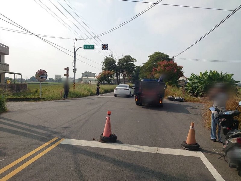 雲林縣西螺警分局18日指出，日前雲71線發生小貨車與機車碰撞事故，機車騎士送醫不治，警方初判行經路口未禮讓，確切肇因待釐清。有地方民眾質疑該處雜草過高，影響交通安全。（警方提供）中央社記者姜宜菁傳真  113年10月18日