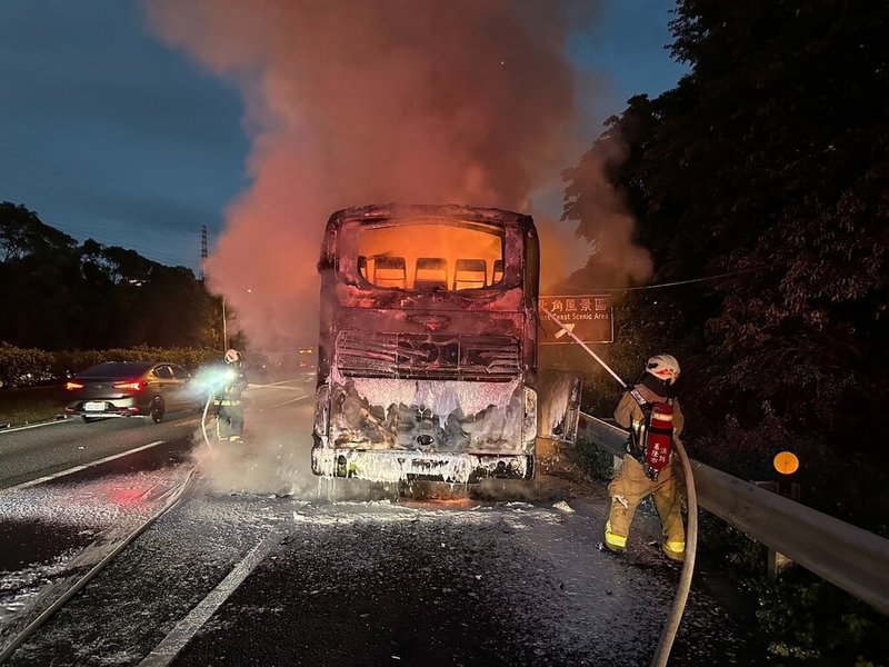 大都會客運一輛2088路線公車18日傍晚行駛在國道1號八堵交流道附近時，不明原因突然起火燃燒，所幸車上包含司機在內共44人緊急疏散、未釀傷亡，基隆市消防局獲報馳援滅火。（基隆市消防局提供）中央社記者沈如峰基隆傳真 113年10月18日