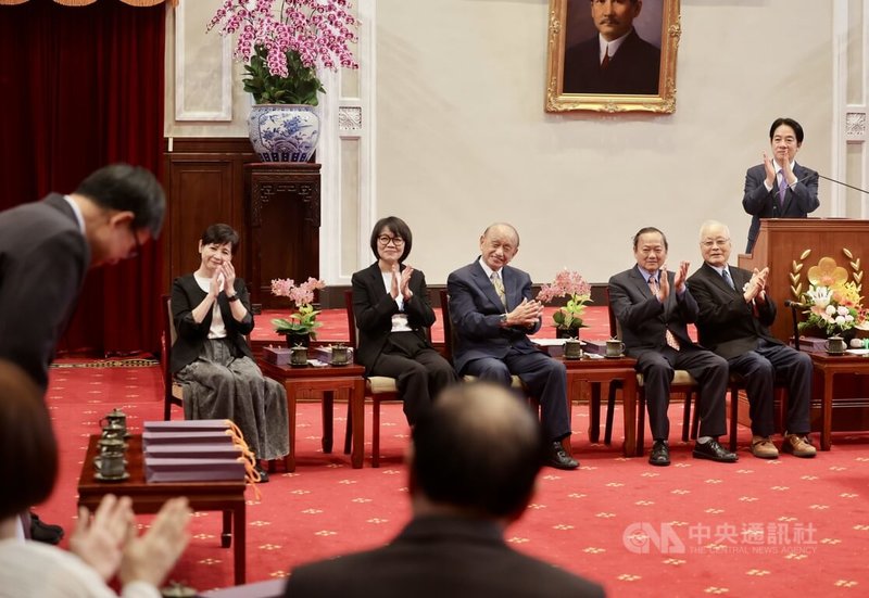 總統賴清德(後右)18日下午在總統府內接見第34屆醫療奉獻獎得獎人,現場一一唱名感謝得獎者,並為他們鼓掌致意。中央社記者裴禛攝 113年10月18日