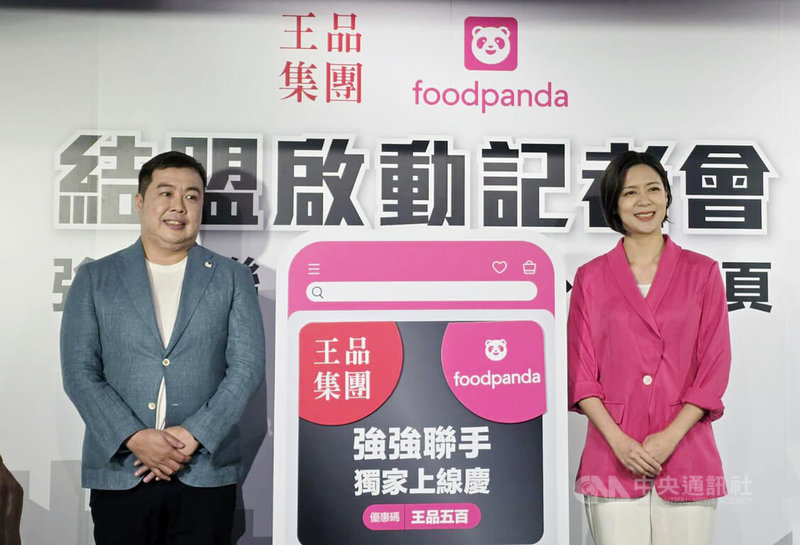 王品集團與德商foodpanda展開獨家合作，王品集團營運長李威進（左）表示，與foodpanda的合作已挹注外送業績2成左右的成長，右為foodpanda總經理黃逸華。中央社記者江明晏攝  113年10月18日