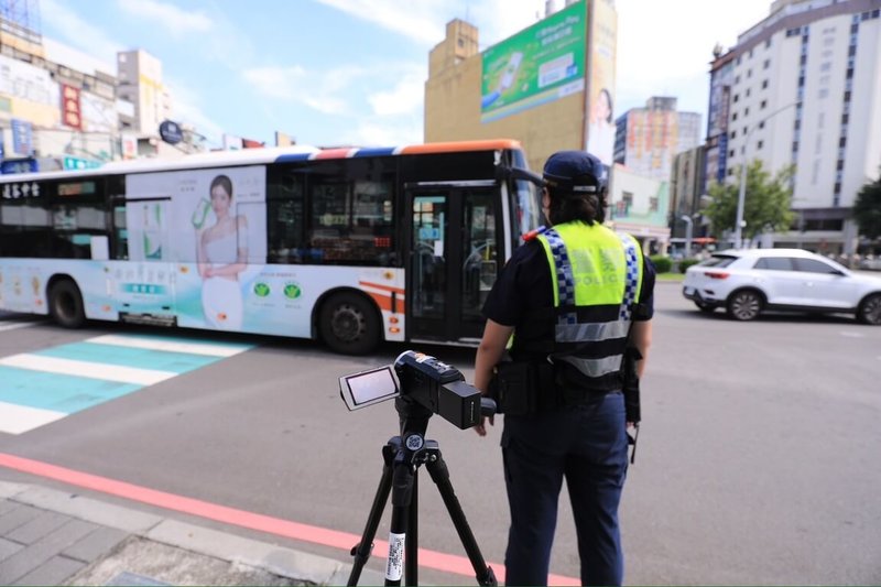 台中市執行公車大執法，卻傳出市警局一份文件卻建議「勿一直發布公車違規或事故新聞」，遭質疑蓋牌。警察局表示，該方案並未做成決議，公車大執法會執行到底。（台中市府提供）中央社記者趙麗妍傳真  113年10月18日