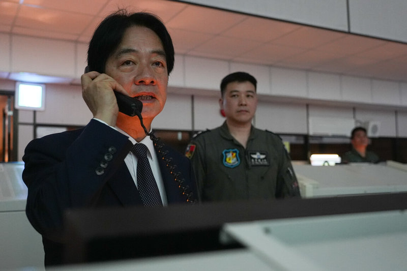 總統賴清德(左)18日前往空軍作戰指揮部,透過廣播系統發表談話感謝官兵辛勞。(總統府提供)中央社記者吳書緯傳真 113年10月18日