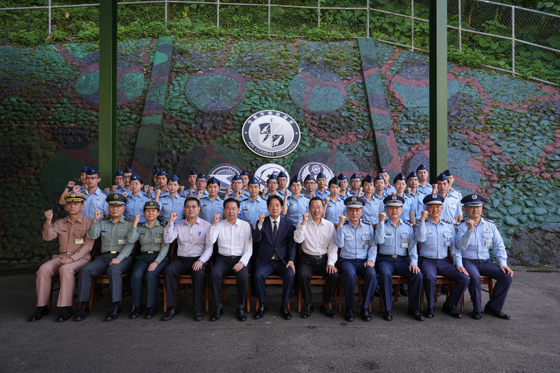 總統賴清德(前排中)18日前往空軍作戰指揮部勗勉官兵,並與官兵合影。(總統府提供)中央社記者吳書緯傳真 113年10月18日
