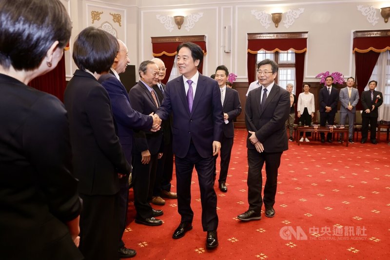 總統賴清德(前中)18日下午在總統府接見「第34屆醫療奉獻獎得獎人」,逐一向眾人握手致意,衛福部常務次長周志浩(前右)等人陪同出席。中央社記者裴禛攝 113年10月18日