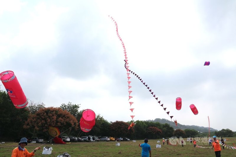 苗栗2024風箏文化暨客家美食節26日起將登場，今年風箏節以「歡慶」為主題，市公所18日在苗栗市河濱公園舉辦記者會，試飛鞭炮、龍形等風箏，在空中交織出𪹚龍意象。中央社記者管瑞平攝  113年10月18日