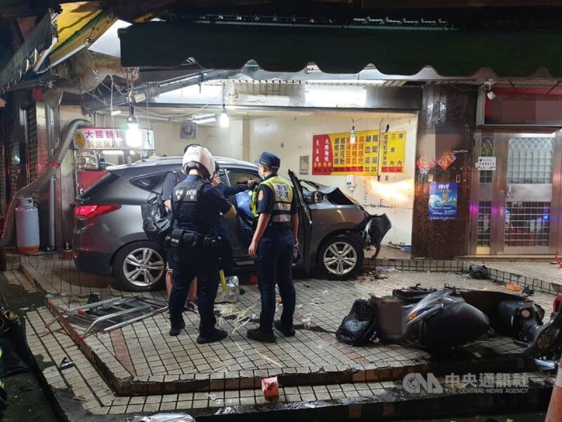 台北市東湖市場17晚間發生重大車禍，導致3死2傷。（翻攝畫面）中央社記者劉建邦傳真 113年10月17日