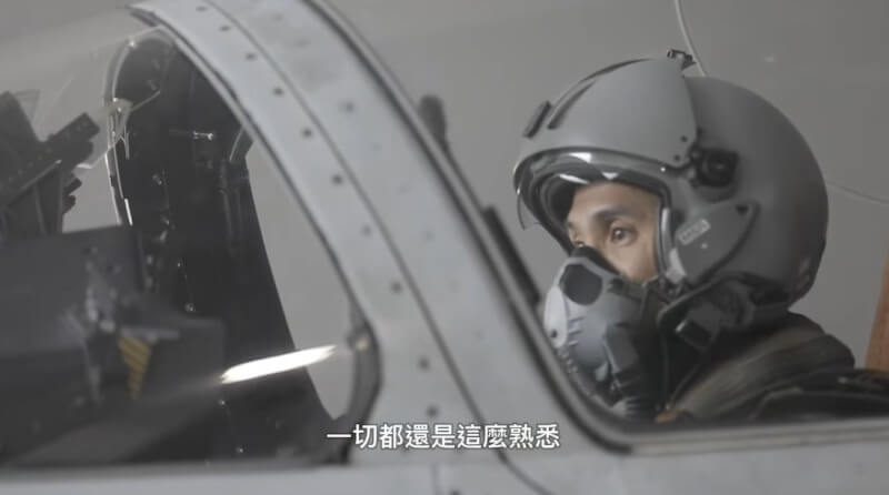 空軍第二聯隊幻象戰機飛官謝沛勳上尉9月10日實施夜航訓練於墜海前彈射跳傘，成功獲救生還。空軍10月18日發布影片，謝沛勳已經順利返回飛行崗位。（圖取自facebook.com/cafhq）