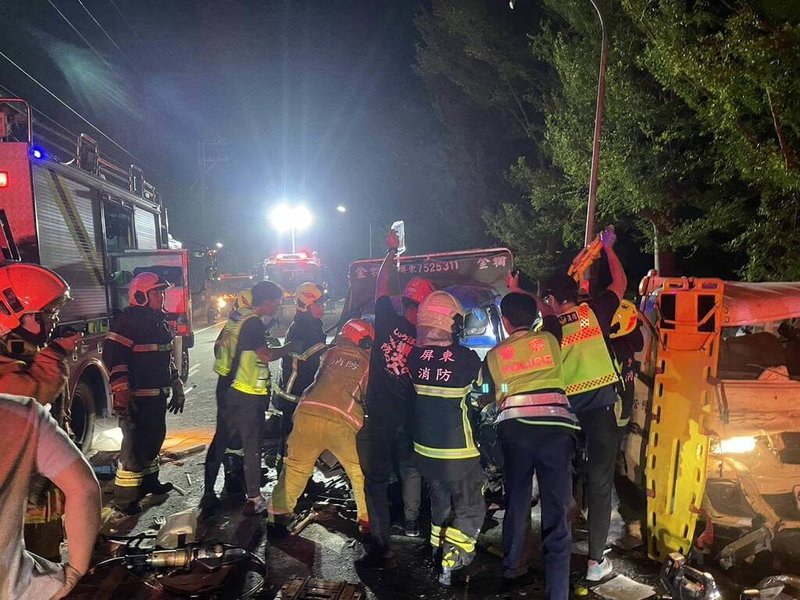 周姓男子18日傍晚開貨車行經屏東縣新園鄉義仁路段，卻駛入對向車道，逆向撞上1輛小貨車，警消獲報趕抵救援，陸續救出3人送醫。（東港警分局提供）中央社記者李卉婷傳真 113年10月19日