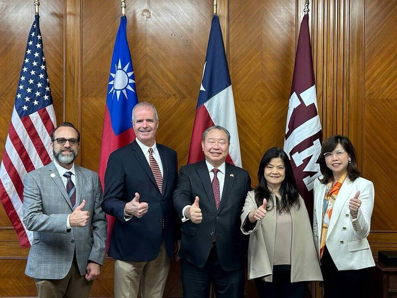 駐美代表俞大㵢（中）18日接受母校德州農工大學政治系頒贈榮譽獎牌。（駐美代表處提供）中央社記者鍾佑貞華盛頓傳真 113年10月19日