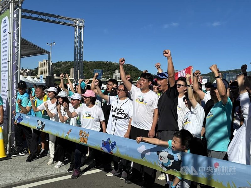 民眾黨19日舉辦「眾力加速度親子路跑」活動，民眾黨團總召黃國昌（左8）、民眾黨秘書長周榆修（左7）、民眾黨立法院黨團主任陳智菡（左10）、新北市議員陳世軒（左9）、台中市府顧問蔡壁如（左6）等人都齊聚現場和民眾互動。中央社記者郭建伸攝  113年10月19日