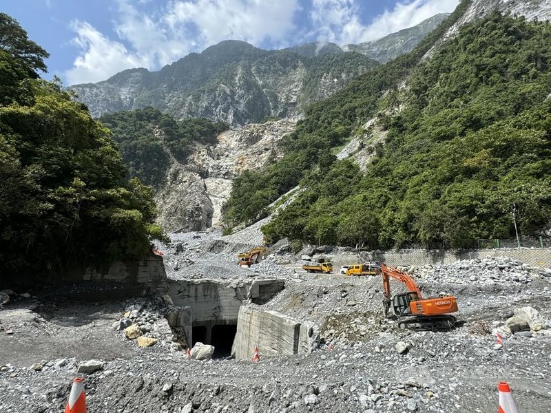 0403地震後蘇花公路受損嚴重，崇德至和仁段地質脆弱，強降雨就可能土石流，造成鐵、公路中斷。中央氣象署仍在現勘尋覓合適地點，增設災點雨量監測站。中央社記者張祈攝  113年10月19日