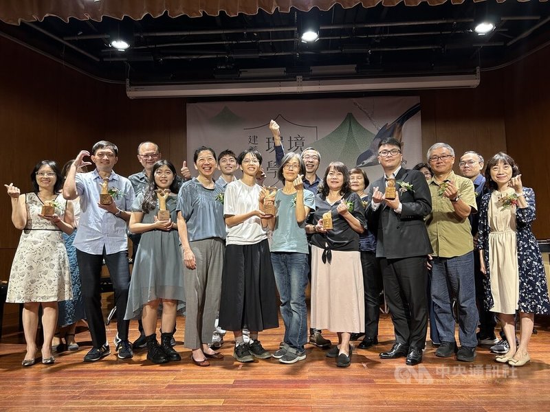 2024建蓁環境文學獎19日在文化大學推廣教育部大夏館舉行頒獎典禮,得獎者及評審團於會後留影。中央社記者邱祖胤攝 113年10月19日