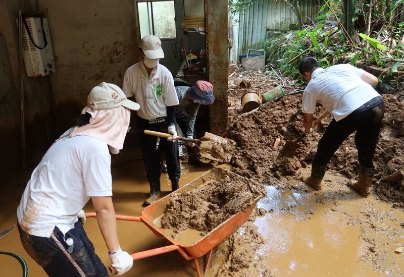 民間團隊「浪金山」於颱風「山陀兒」豪雨災後，發起「水漫金山韌性重振行動」，19日持續協助民眾重建家園。志工以鏟子、推車等協助清運一堆堆爛泥。（浪金山提供）中央社記者黃旭昇新北傳真  113年10月19日