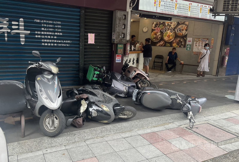 陳姓男子19日中午開車行經新北市蘆洲區中山二路時，疑似酒駕在倒車時撞倒騎樓的5輛機車。（翻攝照片）中央社記者黃旭昇新北傳真  113年10月19日