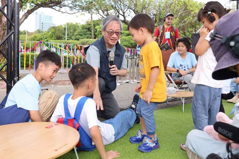 文化部長李遠（左3）19日參與「大FUN凱道－兒童未來市」活動，化身「小野爺爺」為孩子們「演」故事。（文化部提供）中央社記者邱祖胤傳真  113年10月19日