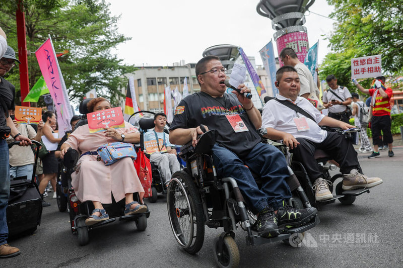 手天使等社福團體19日在台北西門町舉辦「出『手』相助：第3屆障礙者需要性遊行」，盼藉行動引起社會大眾關注，看見障礙者的性需求、維護障礙者性權，吸引不少障礙者到場參與。中央社記者裴禛攝  113年10月19日