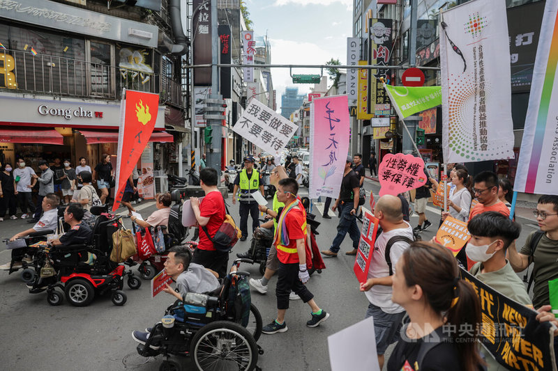 手天使等社福團體19日在台北市西門町舉辦「出『手』相助：第3屆障礙者需要性遊行」，遊行隊伍高呼口號行經熱鬧街區，盼社會看見障礙者的困境。中央社記者裴禛攝  113年10月19日