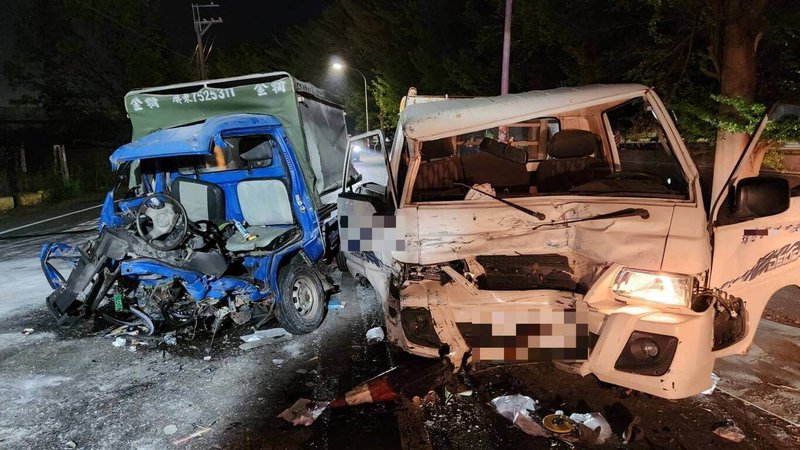 屏東男子酒駕逆向對撞  車頭全毀3人傷