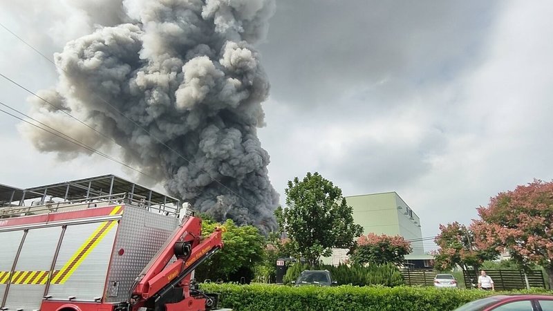 華夏海灣塑膠公司苗栗頭份廠19日上午發生火警，火勢猛烈，濃煙直竄天際，消防局獲報後，派遣人車前往灌救。（民眾提供）中央社記者魯鋼駿傳真  113年10月19日