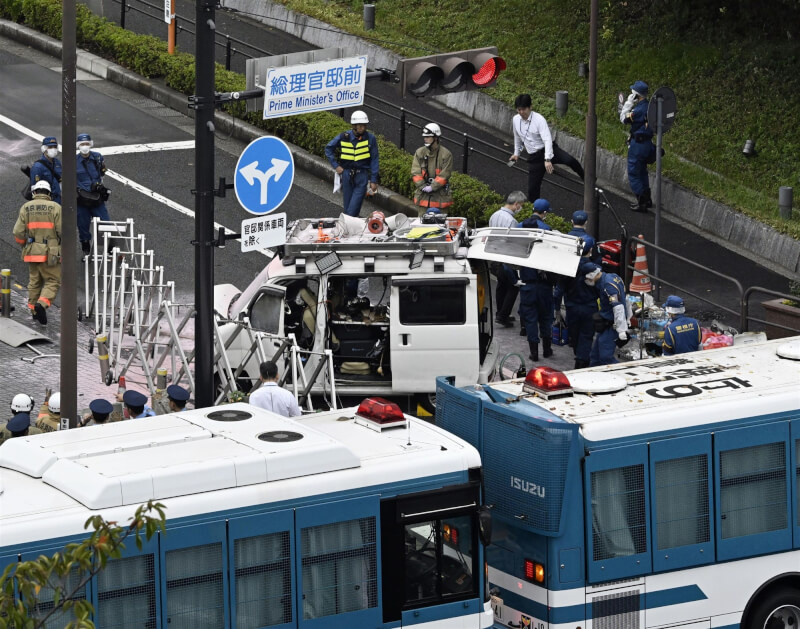 日本首相官邸前防護柵欄19日遭嫌犯駕廂型車衝撞，警消聚集事故現場。（共同社）