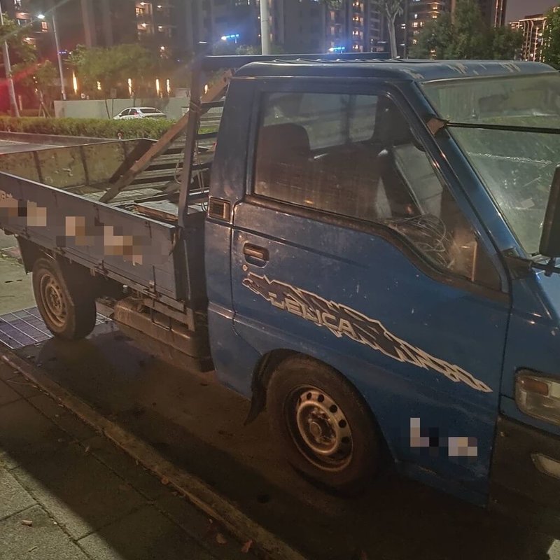 台中市1輛小貨車19日行經大里區新光路時交通違規，警方上前攔查，小貨車駕駛拒檢又加速衝撞警方，員警先後開6槍制止未果，隨後在路邊發現小貨車，駕駛棄車逃逸，警方掌握線索全力追緝中。（民眾提供）中央社記者趙麗妍傳真  113年10月20日