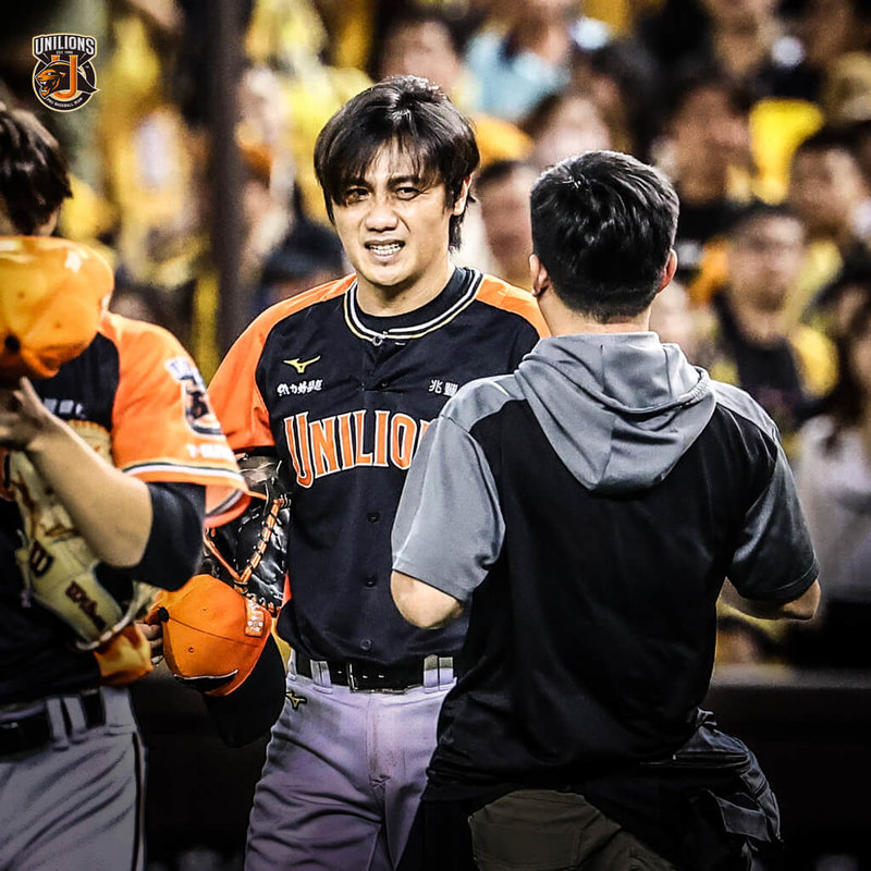 中華職棒7戰4勝制總冠軍賽統一獅與中信兄弟爭霸,20日第2戰獅隊打序調整,老將陳鏞基(中)19日守備撲接左手不適,沒有在先發打序,這兩天會先休息,看身體狀況能否盡快恢復。(統一獅隊提供)中央社記者謝靜雯傳真 113年10月20日
