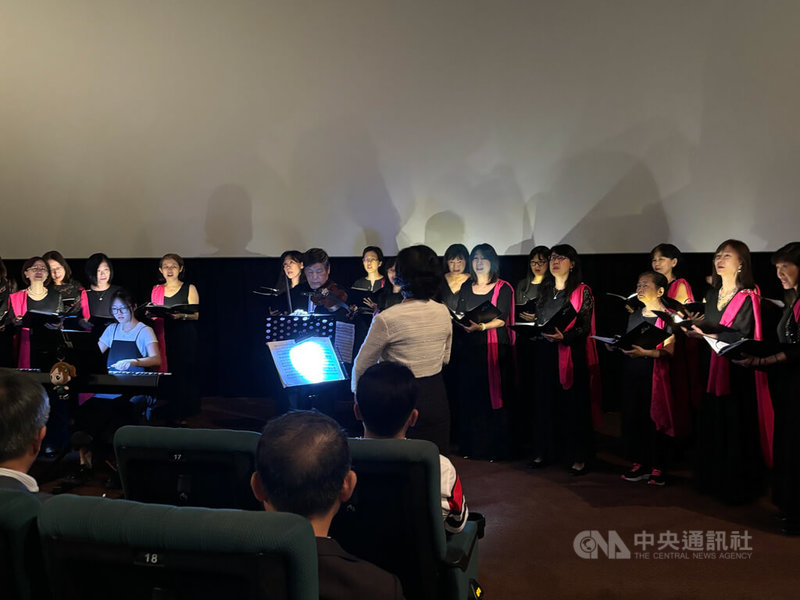 導演李靖惠花費10年拍攝紀錄片「愛子歸來」,她20日回到出生地台中,在大遠百威秀影城進行首映,台中女中校友合唱團會前現場獻唱。中央社記者趙麗妍攝 113年10月20日