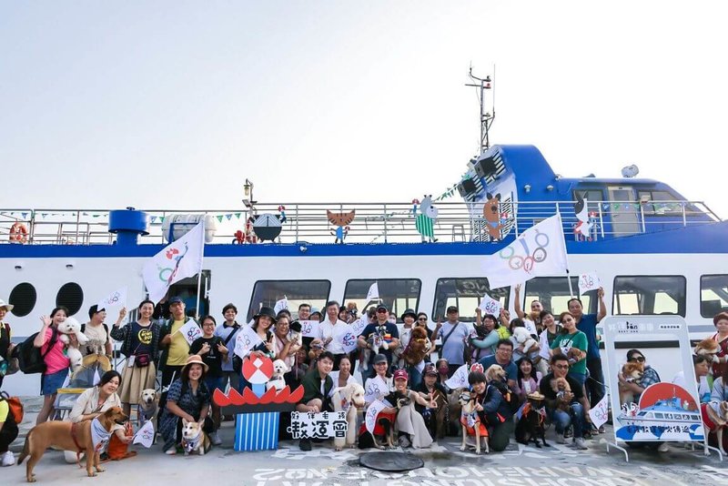 高雄市動物保護處19日在高雄港區舉行「毛孩嗷運聖火傳遞」活動，率領毛孩選手與毛孩爸媽乘坐遊船巡港，及傳遞嗷運聖火。（高雄市農業局提供）中央社記者蔡孟妤傳真  113年10月20日