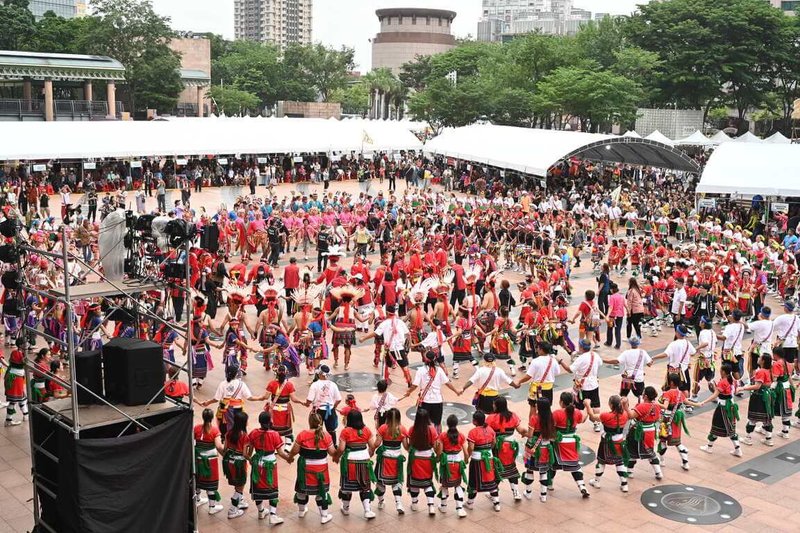 新北市政府20日在市民廣場舉辦原住民族聯合文化活動，今年活動主題為「以海為路」，象徵原住民族與海洋的深厚連結，其中千人圍舞活動場面壯觀。（新北市政府提供）中央社記者王鴻國傳真  113年10月20日