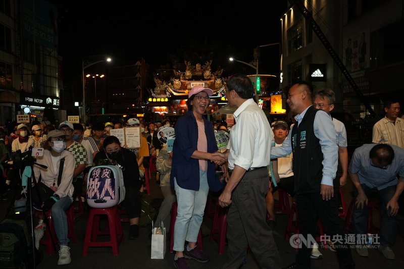 民眾黨20日晚間在屏東慈鳳宮廟前舉行集會，聲援黨主席柯文哲，國民黨立委蘇清泉（中右白襯衫者）到場，與台中市政顧問蔡壁如（中粉帽者）友善互動。中央社記者黃郁菁攝  113年10月20日