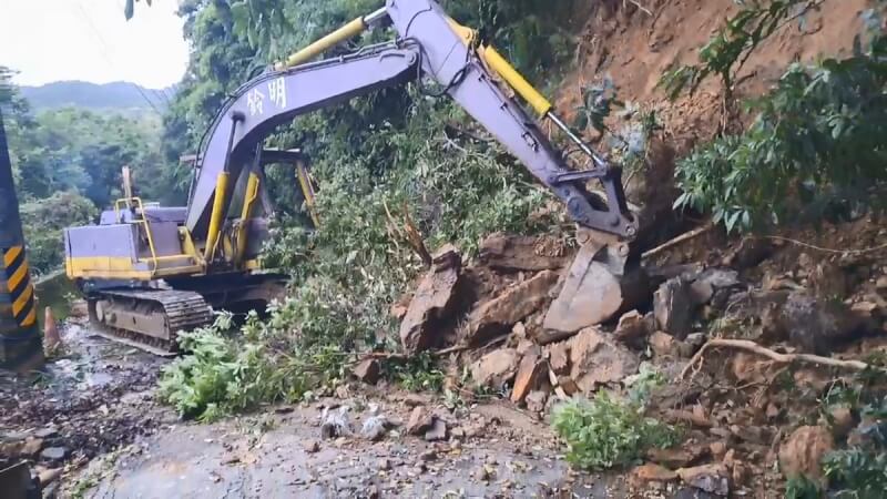 基隆市情人湖公園停車場往中山區方向約300公尺處的德安產業道路邊坡20日下午坍方，交通受阻，市府工務處獲報後，立即調派機具前往現場搶災。（讀者提供）中央社記者王朝鈺傳真 113年10月20日