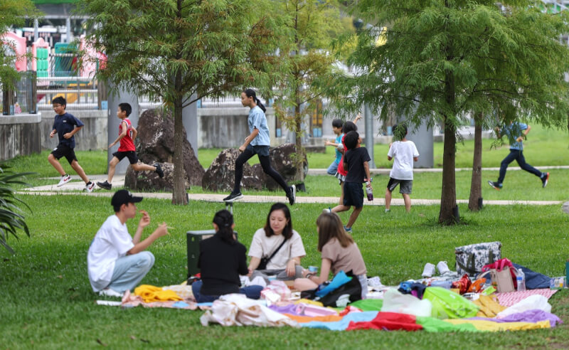 圖為民眾在台北市大湖公園野餐與遊憩。中央社記者王飛華攝 112年10月15日