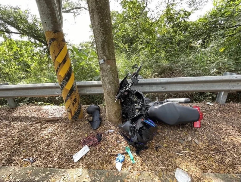 彰化縣警察局彰化分局21日指出，楊姓現役軍人上午騎重型機車行經彰139線，疑過彎失控直接撞上路樹，車身當場解體，楊男傷勢嚴重，搶救後仍宣告不治。（警方提供）中央社記者吳哲豪傳真  113年10月21日