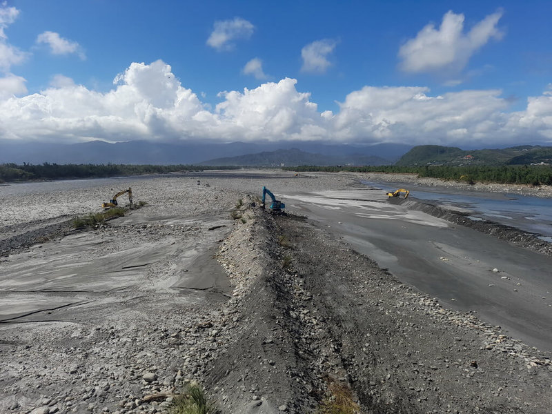 颱風山陀兒造成卑南溪水大漲，水覆蓋防塵措施全數沖毀，台東縣政府展開勘查評估後，8日投入怪手進行搶修，施作期間隨時掌握氣候狀況，期望在3週內恢復水覆蓋面積至8成，以有效控制揚塵。（台東縣環保局提供）中央社記者李先鳳傳真  113年10月21日