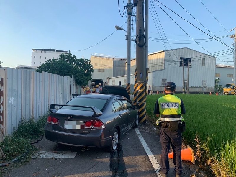 台中市大里區21日下午發生小客車自撞電線桿事故，21歲張姓男駕駛頭部受創，搶救後不治。（民眾提供）中央社記者趙麗妍傳真  113年10月21日