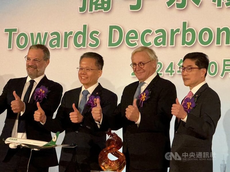 長榮航空總經理孫嘉明（左2）和空中巴士民用飛機業務首席執行官謝瑞爾（Christian Scherer）（右2）21日共同簽署協議，未來將共同研擬最佳脫碳路徑，長榮航空新買的33架客機可望節省25%的燃油。中央社記者余曉涵攝  113年10月21日