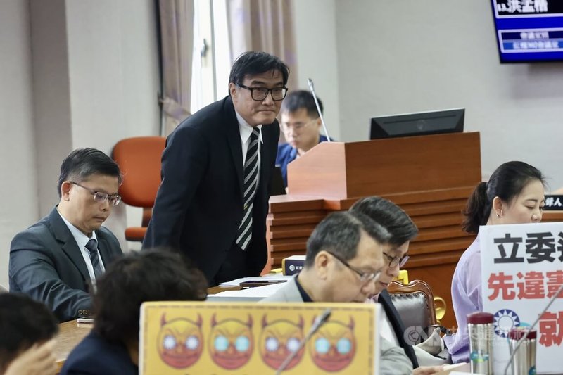 立法院司法及法制委員會21日審查憲法訴訟法第4條條文修正草案等案,司法院副祕書長黃麟倫(左2)、憲法法庭書記廳廳長楊皓清(左1)列席會議。中央社記者王飛華攝 113年10月21日