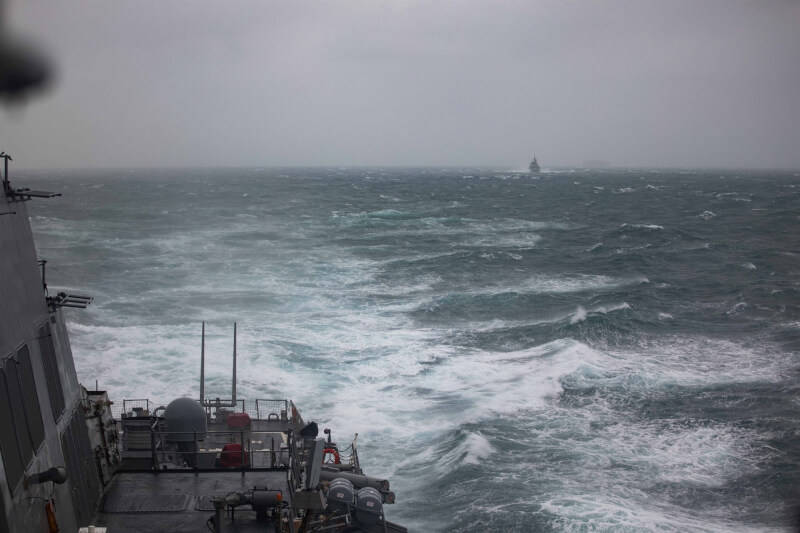 美國與加拿大的軍艦20日聯袂穿越台灣海峽。（圖取自facebook.com/7thfleet）