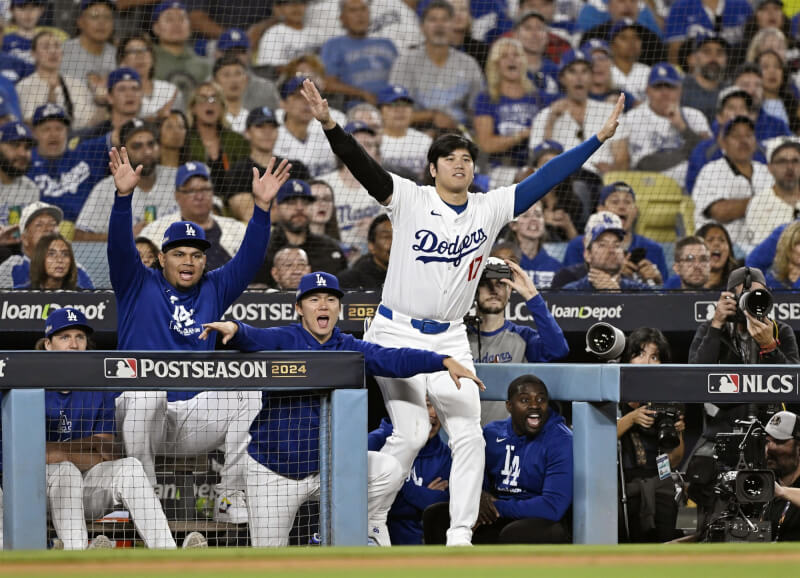 大谷翔平在道奇進攻時為隊友加油(前右)。(共同社)