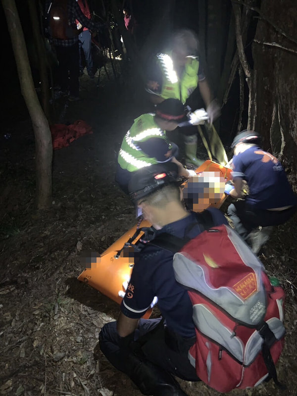 南投縣消防局20日晚間獲報，一支7人登山隊赴鹿谷鄉登山，68歲領隊楊男途中卻倒地無呼吸心跳，由於地處偏遠，消防隊員趕抵時距離報案已約5小時，楊男已死亡。（南投縣消防局提供）中央社記者吳哲豪傳真  113年10月21日