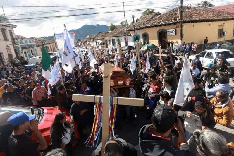 著名的人權運動家培瑞斯神父20日在遭到槍殺，民眾抬著他的棺木。（路透社）