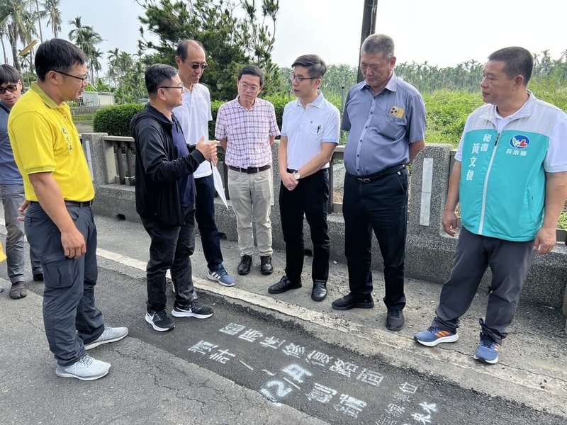 屏東近年進行自來水延管工程，因管線施工後回填的臨時性路面不平，引發民怨，民進黨立委鍾佳濱（右3）22日邀集台水公司與長治鄉公所會勘。（鍾佳濱辦公室提供）中央社記者李卉婷傳真  113年10月22日