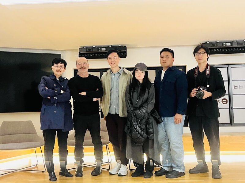 西班牙BIDEODROMO國際實驗電影與錄像藝術節策展人阿吉里安(左2)與駐西班牙代表處文化組長張祐瑄(左1)、藝術家黃盟欽(左3)、謝騆瑜(右3)、郭悅暘(右2)以及潘勁(右1)在「聚焦台灣」專題展覽閉幕式放映會後合影。(駐西班牙代表處文化組提供)中央社記者胡家綺馬德里傳真 113年10月22日