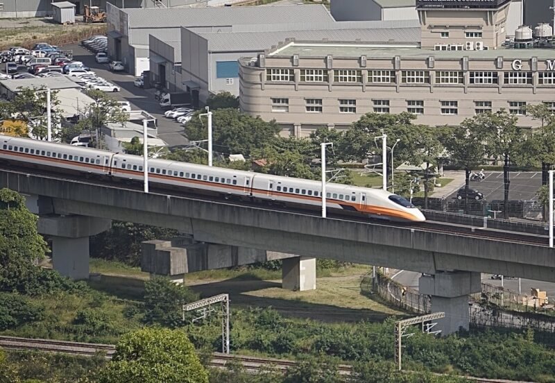 圖為高鐵列車行駛至高雄左營站周邊。（中央社檔案照片）