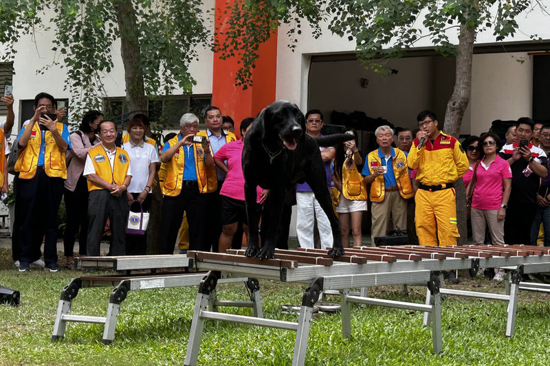 台南市消防局22日獲國際獅子會300E-1區金城獅子會捐贈熱顯像儀及搜救犬需求用品，並安排搜救犬示範多項演練。（台南市消防局提供）中央社記者楊思瑞台南傳真  113年10月22日