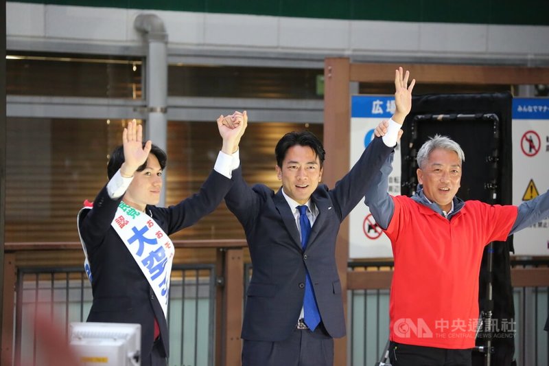 圖為自民黨選舉對策委員長小泉進次郎（中）21日在東京都江東區助選。中央社記者楊明珠東京攝 113年10月21日