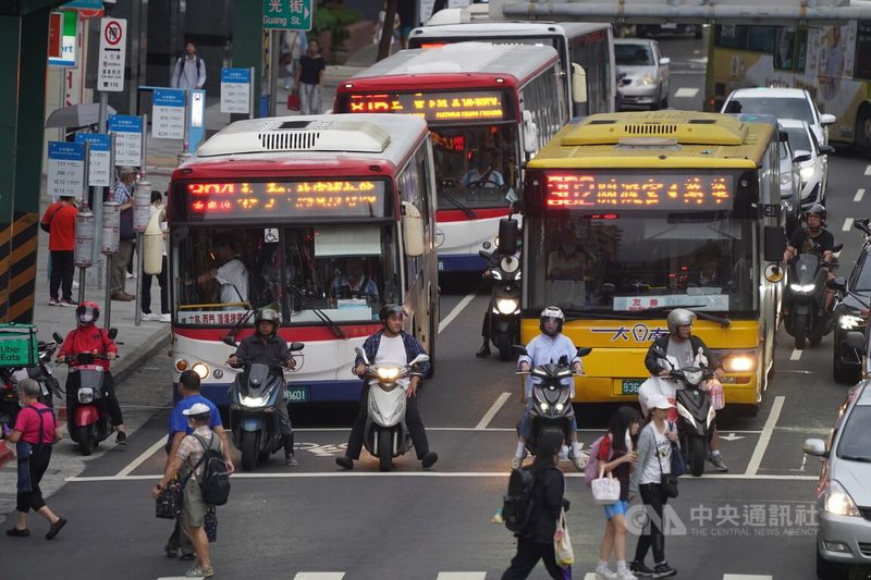 受到物價通膨及推動電動公車等政策趨勢影響，雙北公車營運成本大增，因此雙北公車公會近期分別向雙北市府提出運價調整案。圖為數輛公車行經台北市士林區道路上。中央社記者徐肇昌攝  113年10月22日